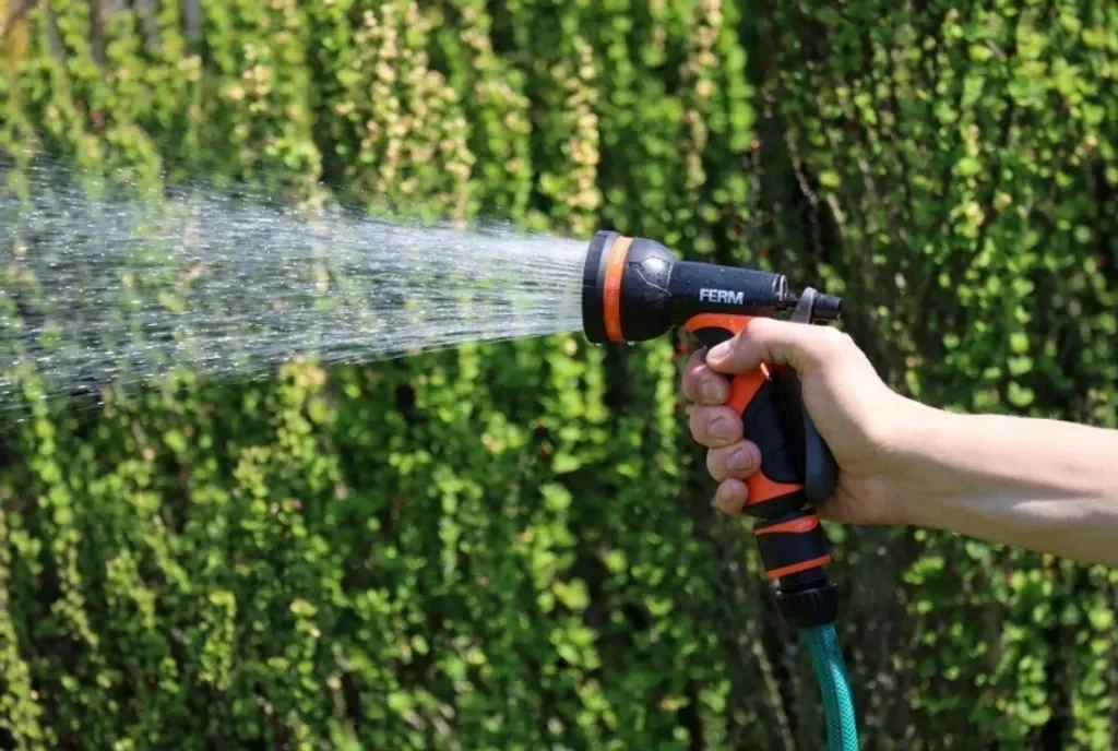 Ferm Bewässerungsset Gartenregner und Spritzpistole 8 Funktionen