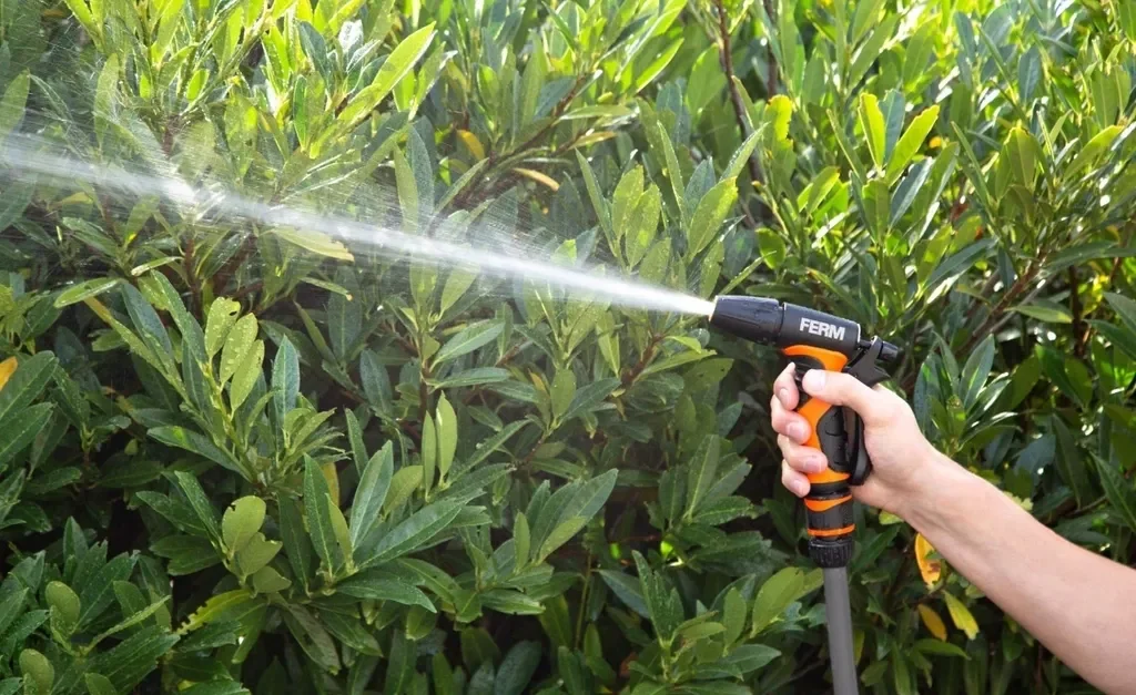 Ferm Bewässerungsset Gartenregner und Spritzpistole 8 Funktionen