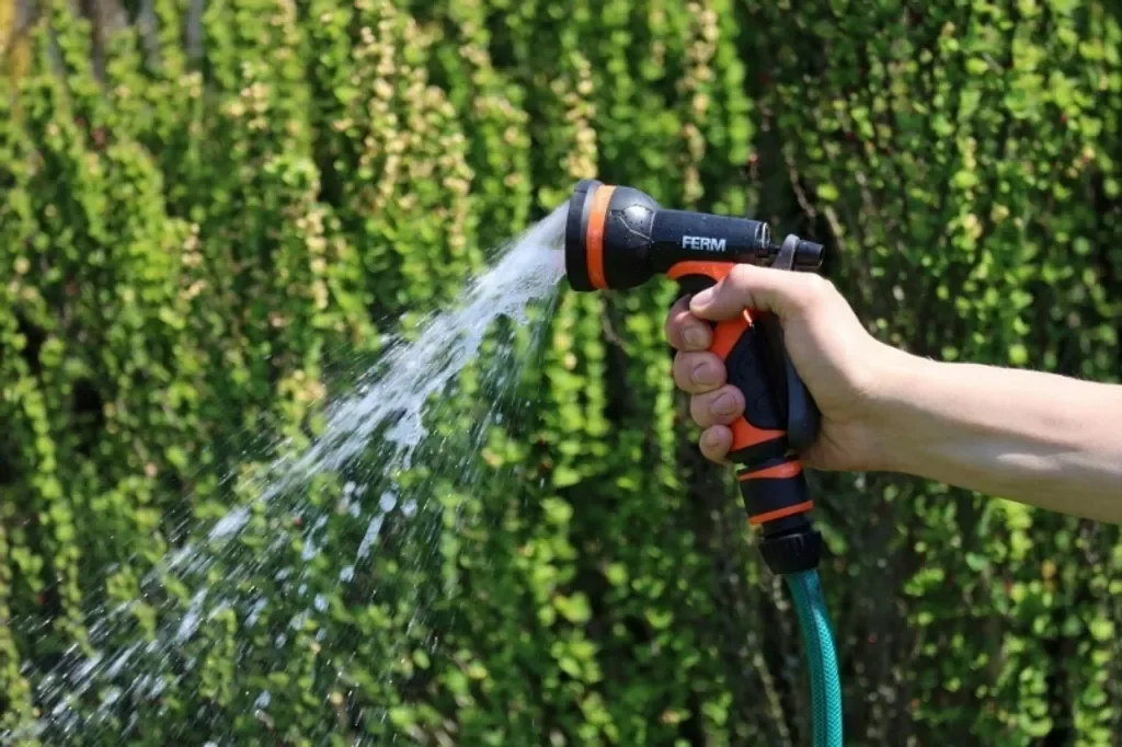 Ferm Bewässerungsset Gartenregner und Spritzpistole 8 Funktionen